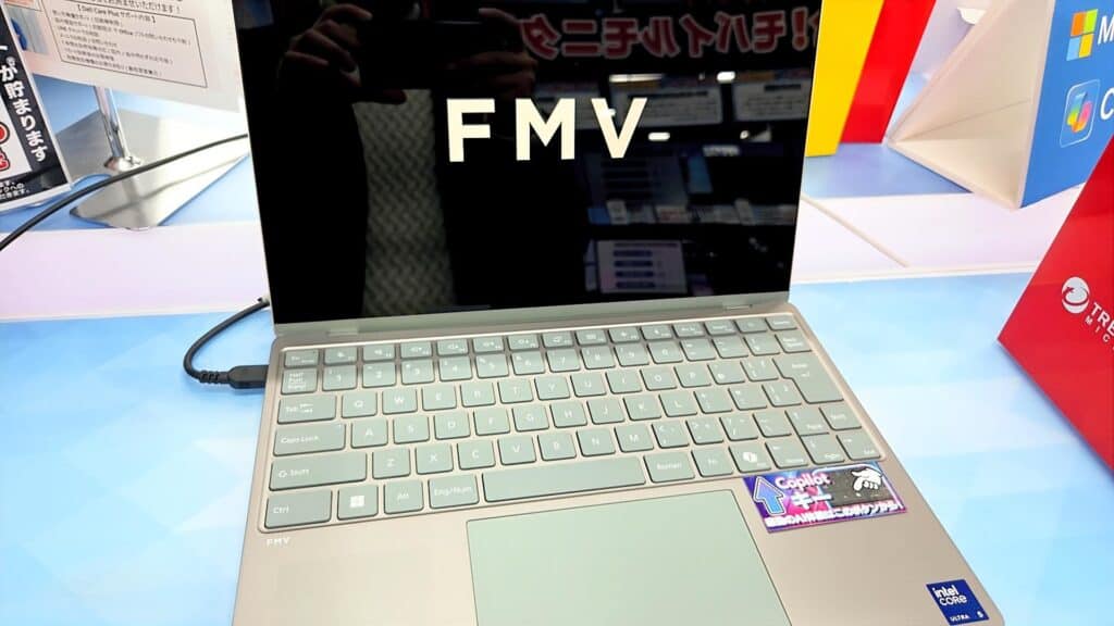 富士通FMVのノートパソコンの実機画像