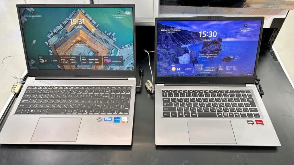 2台のノートパソコンの大きさを実機で比較している画像