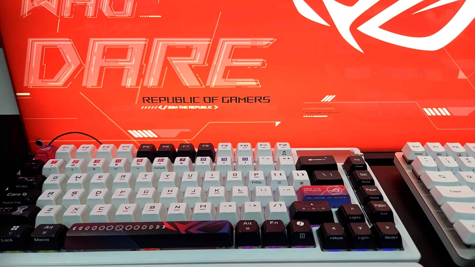 ゲーミングPCとゲーミングキーボードの実機画像