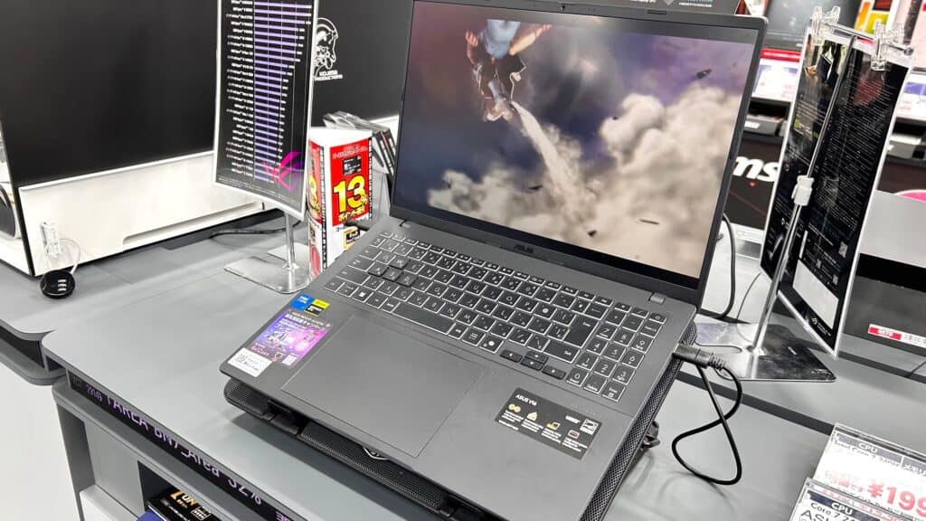 ASUSのゲーミングノートPCの実機画像